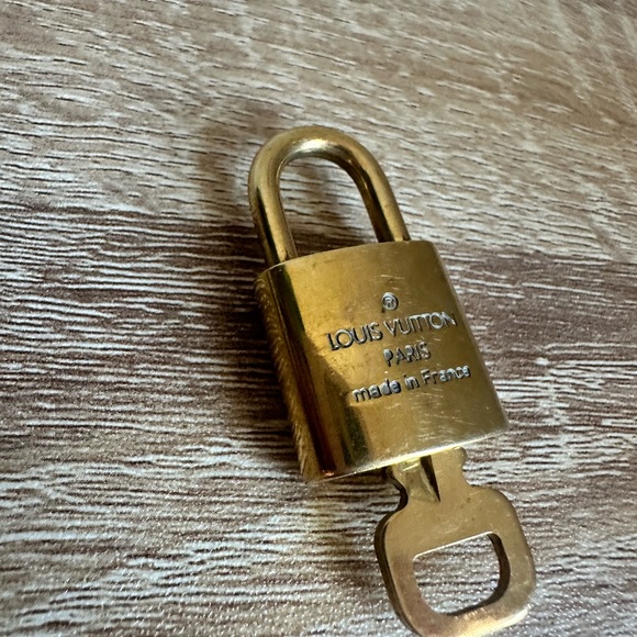 LV Lock and Key 304 - Picture 3 of 6